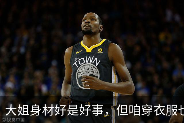 大姐身材好是好事，但咱穿衣服也要注意点，上街尴尬不